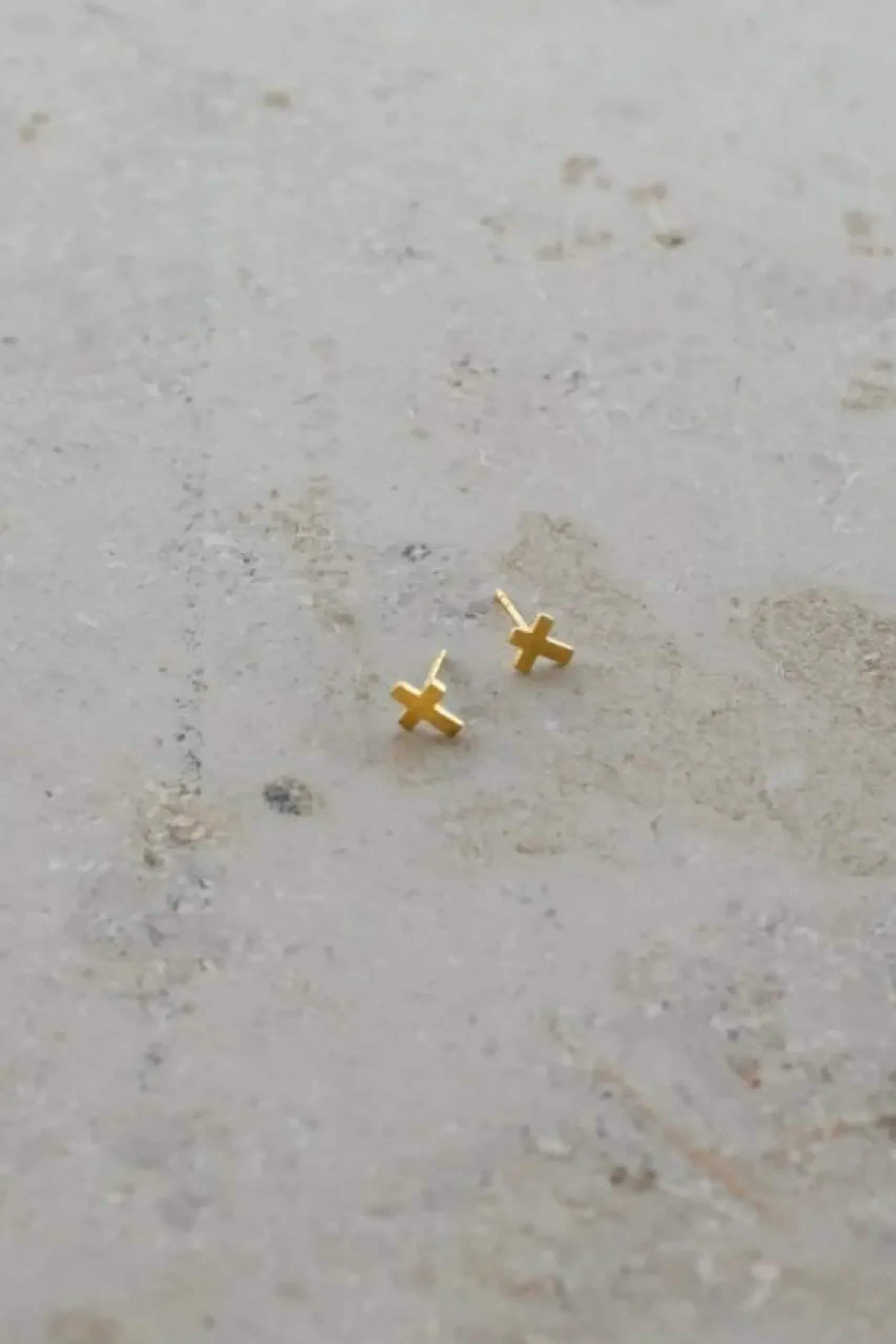 Oorbellen|Sieraden*By bar PD cross | gold